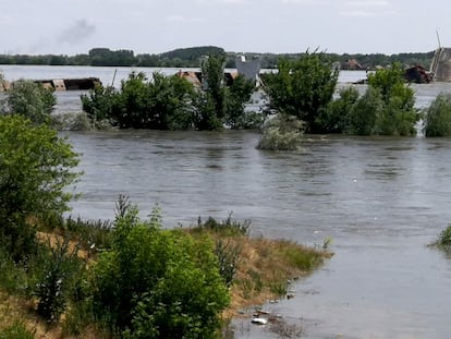 Una zona parcialmente inundada de Jersón tras la destrucción de la presa de Nova Kajovka.