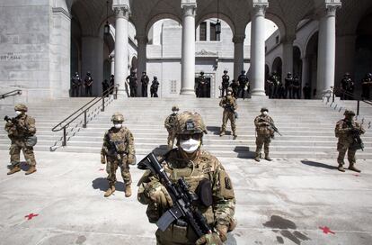 La Guardia Nacional de California protege el Ayuntamiento de Los Ángeles, el domingo.