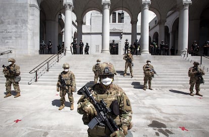 A Guarda Nacional da Califórnia protege a Prefeitura de Los Angeles, neste domingo. 