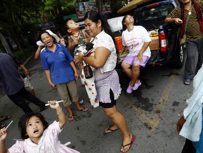 Mujeres en el campamento de los <i>camisas rojas</i>, en el centro de Bangkok.