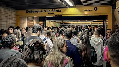 Usuarios del metro de Sao Paulo se vieron afectados por el apagón en Brasil, el 15 de agosto de 2023.