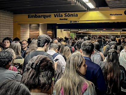 Usuarios del metro de Sao Paulo se vieron afectados por el apagón en Brasil, el 15 de agosto de 2023.