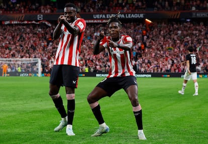 Los hermanos Williams en la celebración del primer gol del Athletic ante el AZ Alkmaar  en Europa League este jueves en San Mamés.