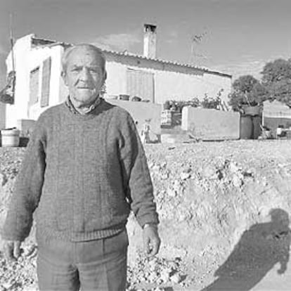 José Sánchez, a quien una construtora quiere deshauciar de la casa donde vive desde hace 42 años.