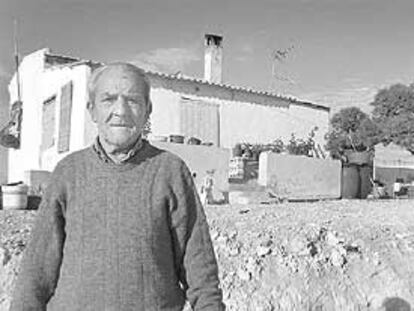 José Sánchez, a quien una construtora quiere deshauciar de la casa donde vive desde hace 42 años.