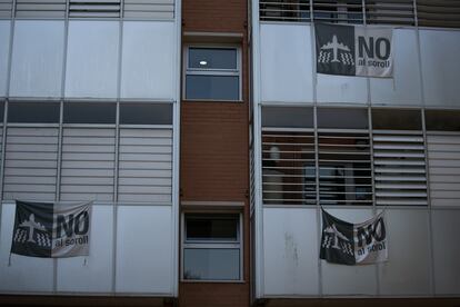 Pancartas contra el ruido producido por los aviones en un bloque de apartamentos.