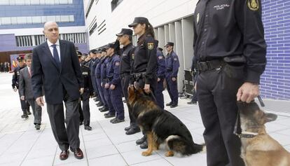 El ministro en una reciente visita a dependencias de la policía.