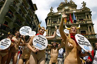 Activistas de una asociación estadounidense se manifiestan en Pamplona contra el maltrato a los toros.