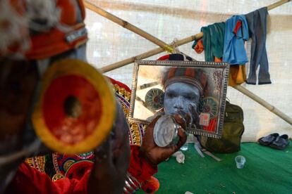 Un artista indio se prepara en el 'backstage' antes de actuar en un evento cultural en el Centro Nacional para las artes Indira Gandhi, en Nuev Delhi (India).