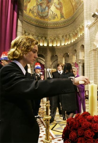 Pierre, uno de los hijos de Carolina, la hija mayor de Raniero, enciende una vela en el funeral de su abuelo. Slo los hijos mayores de la princesa, Pierre, Charlotte y Andrea, han estado presentes en los funerales. Alexandra, la hija de la Princesa y Ernesto de Hannover, no ha estado presente, como tampoco su padre, hospitalizado.