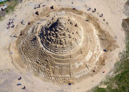 Vista aérea del mayor castillo de arena del mundo, que forma parte del Festival de Escultura con Arena, este miércoles en Binz (Alemania).