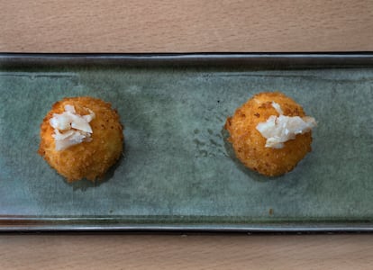 Croquetas con congrio en A Furna, el restaurante de Castro
y Lema en Muxía.