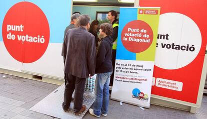 Punt de votació a la plaça de Catalunya per la consulta sobre la Diagonal, celebrada el 2010.