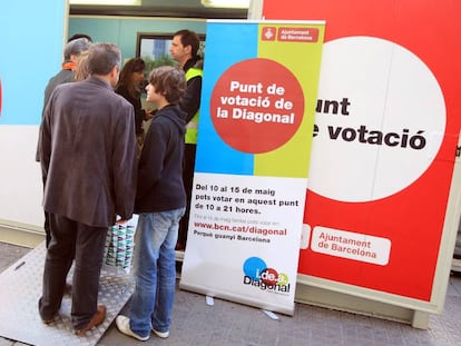 Punto de votaci&oacute;n en la plaza de Catalunya por la consulta sobre la Diagonal, celebrada en 2010.