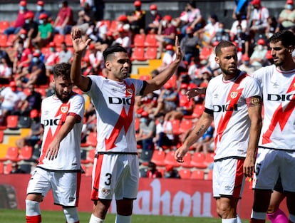 Falcao saluda al público tras el partido en Vallecas.