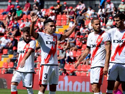 Falcao saluda al público tras el partido en Vallecas.