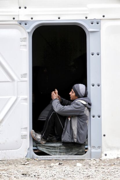 Un refugiado en unos de los barracones del campamento temporal.