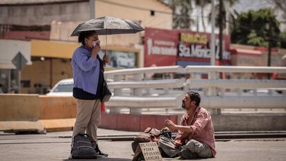 Una mujer se protege del sol durante una ola de calor en Mexicali, en junio de 2024.