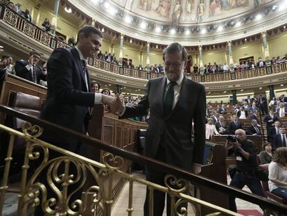 El entonces candidato a la presidencia del Gobierno, Pedro Sánchez, saluda al presidente saliente, Mariano Rajoy, tras perder este la moción de censura presentada contra él por el PSOE en 2018.