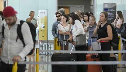 Cua al mostrador de reclamacions de Vueling, a l'aeroport del Prat, aquest dissabte.