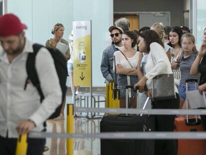 Cua al mostrador de reclamacions de Vueling, a l'aeroport del Prat, aquest dissabte.