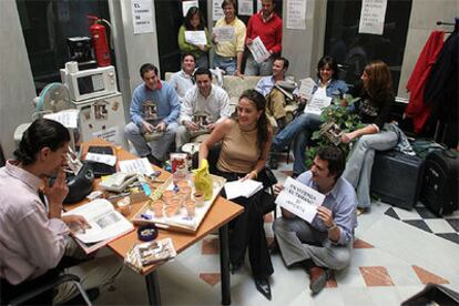 Jóvenes militantes de Nuevas Generaciones, ayer, en el piso simulado de 25 metros en Sevilla.