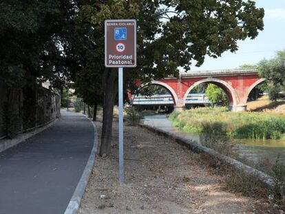 La nueva senda ciclable de Moncloa, junto a la ribera del río Manzanares.