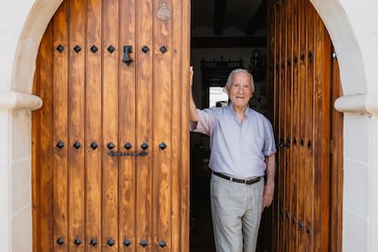 Miguel Lavilla, a la puerta de su casa en Villanueva de Sijena.
