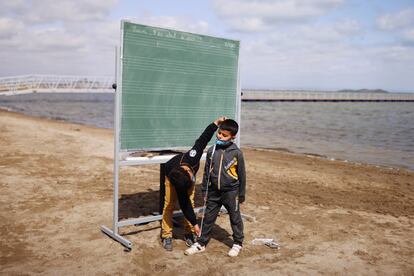 Alumnos del colegio Félix Rodríguez de la Fuente bromean al finalizar su clase, en el marco de un proyecto conocido como 'Aire Limpio' en la Playa de los Nietos, en Cartagena (España), 8 de abril de 2021.