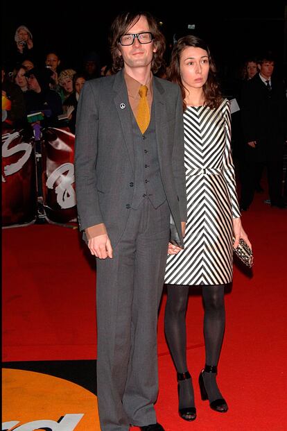 Jarvis Cocker no se llevaría muy bien con los Beckham y, de hecho, ni siquiera vive ya en París. Pero su ex mujer, Camille Bidault-Waddington, podría hacer buenas migas con Victoria. Es una prestigiosa estilista y, aunque es infiinitamente más indie que ella, podría ser una buena influencia estilística. para la ex Spice.