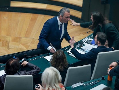 Ortega Smith, de pie, se encaraba a Eduardo Fernández Rubiño, de Más Madrid, en el pleno del Ayuntamiento de Madrid.