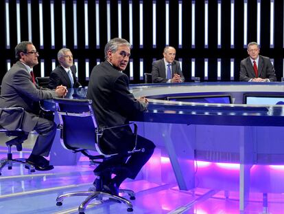 De derecha a izquierda: Alberto Ruiz-Gallardón (PP), Josu Erkoreka (PNV), Gaspar Llamazares (IU), Pere Macias (CiU) y Ramón Jáuregui (PSOE), al inicio del debate.