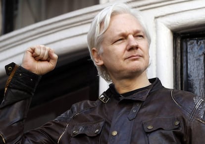 Julian Assange, en la embajada ecuatoriana en Londres.
