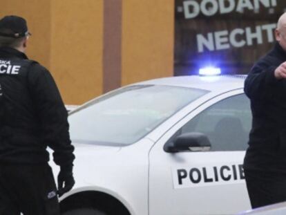 Agentes de polic&iacute;a permanecen en guardia ante el restaurante donde se ha producido un tiroteo en de la localidad checa de Uhersky Brod.