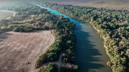 Fotografía publicada por la Oficina General de Tierras de Texas en octubre que muestra parte del rancho de 1.402 acres que compró junto al río Grande