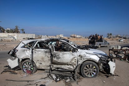 El vehculo en el que viajaban los tres trabajadores humanitarios de la ONG World Central Kitchen (WCK), que murieron junto con otras dos personas en un bombardeo este sbado, en Gaza.