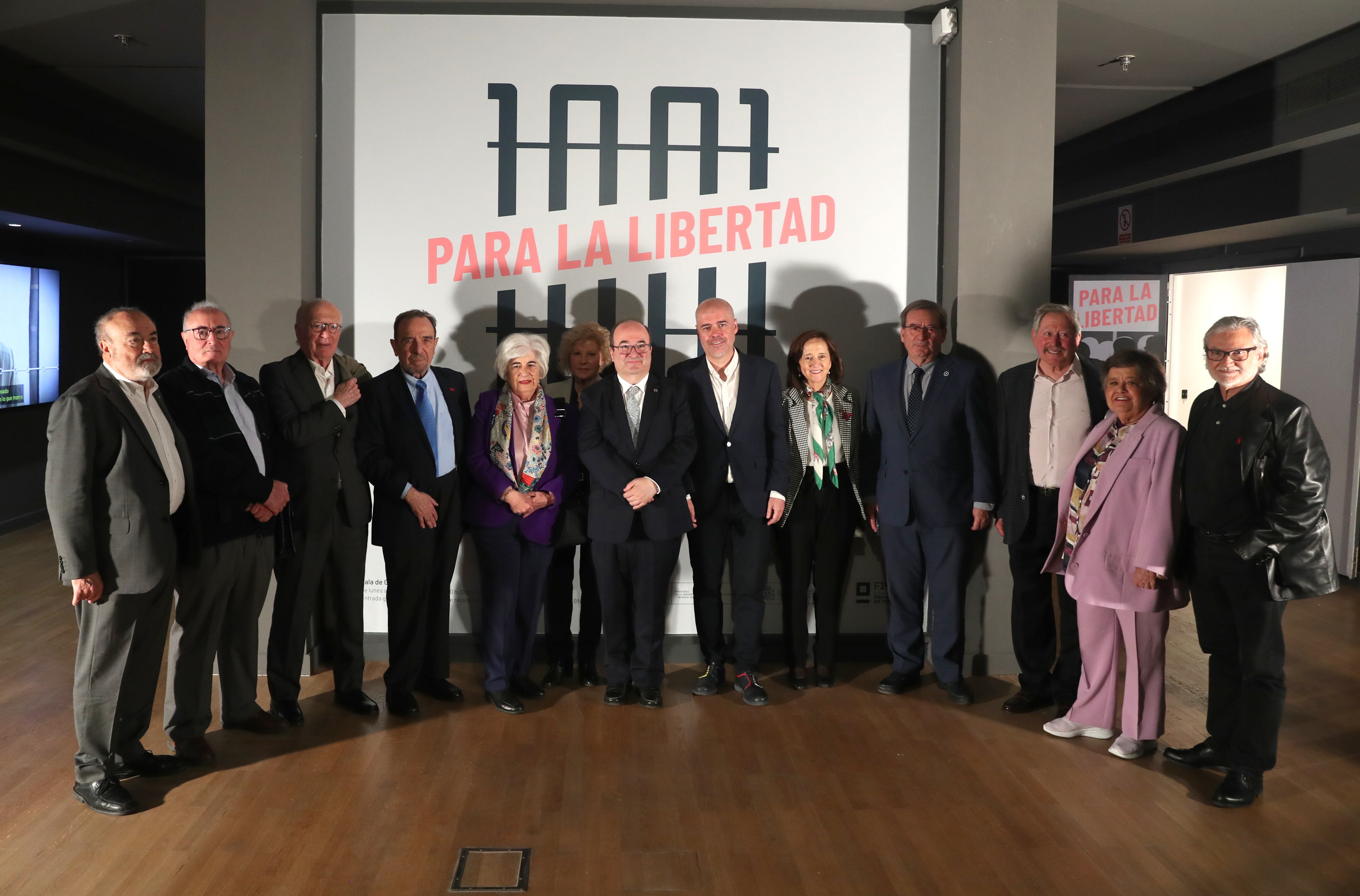 Supervivientes del proceso 1001, junto a dos de sus abogadas, el líder de CCOO, el ministro de Cultura y el secretario de Estado de Memoria Democrática, en la inauguración de la exposición. 