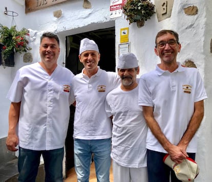 EL EQUIPO DE PANADEROS QUE ATIENDE LA PANADERÍA ANTIGUA DE AMARO EN EL INGENIO / CAPEL