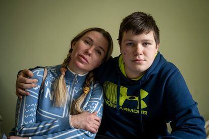 Tania y Saba, de 15 años, en el refugio temporal para ucranianos que huyen de la guerra en Edinet, en el norte de Moldavia.