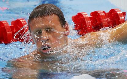 Ryan Lochte sacude la cabeza, ya sin gorro, después de competir en los 400m estilos individual.