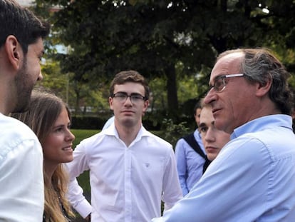 El presidente del PP en el País Vasco, Alfonso Alonso, con jóvenes de las Nuevas Generaciones.