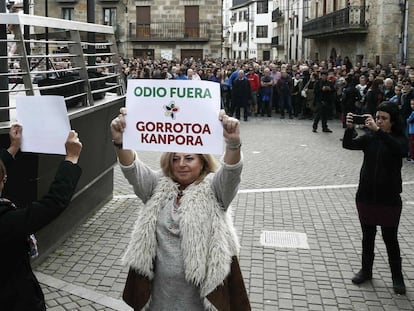 Consuelo Ord&oacute;&ntilde;ez, presidenta del colectivo Covite, defiende la presencia de la Guardia Civil en la localidad navarra de Alsasua.