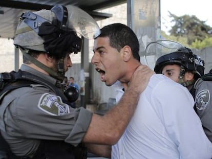 Um policial israelense prende um palestino em protesto em Jerusalém.