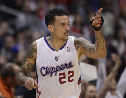 El tatuado Matt Barnes, de los Clippers, celebra una canasta.