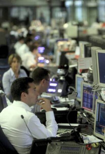 Actividad de los operadores de bolsa en un banco de Milán, Italia. EFE/Archivo
