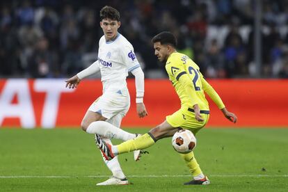 Leonardo Balerdi (i) e Ilias Akhomach (d), durante los octavos de la Europa League.