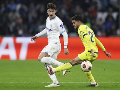 Leonardo Balerdi (i) e Ilias Akhomach (d), durante los octavos de la Europa League.