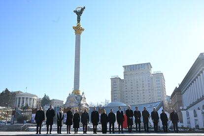 Varios lderes europeos durante un homenaje por el tercer aniversario de la invasin a Ucrania en la Plaza de la Independencia de Kiev, este lunes. 