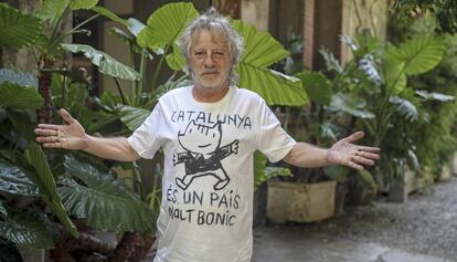 Catalan artist Javier Mariscal wearing a T-shirt with the slogan “Catalonia is a very beautiful country.”