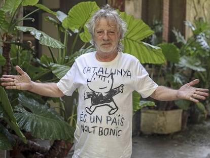 Catalan artist Javier Mariscal wearing a T-shirt with the slogan “Catalonia is a very beautiful country.”